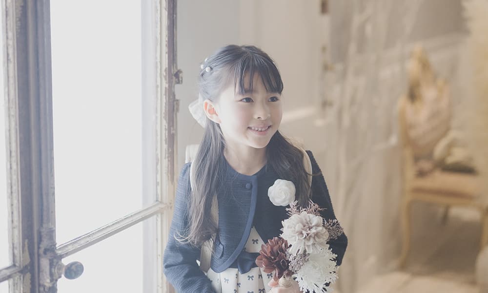 スタジオハイタッチで入学の記念を撮る女の子