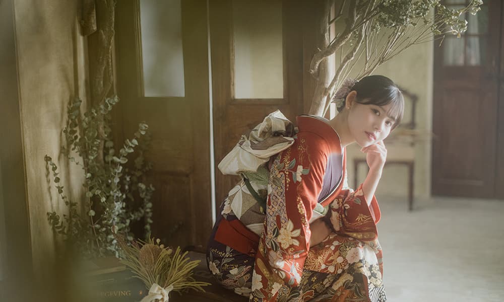 スタジオハイタッチで成人記念の写真を撮る女性